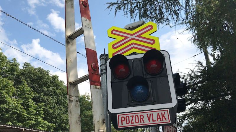 Střet vlaku s autem na Uherskohradišťsku, řidič je zraněný